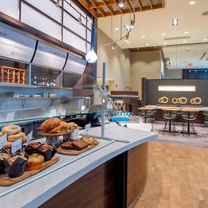 Courtyard By Marriott New York Queens/Fresh Meadows